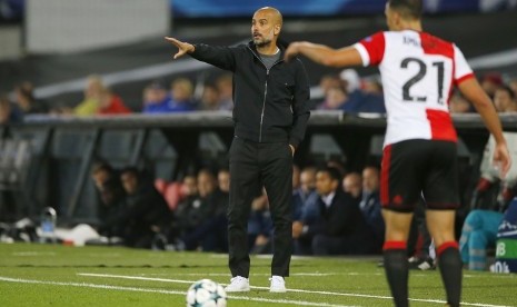 Pep Guardiola (baju hitam).