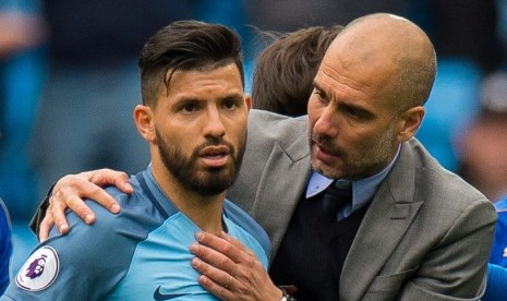 Pelatih Manchester City Pep Guardiola dan Sergio Aguero (kiri).