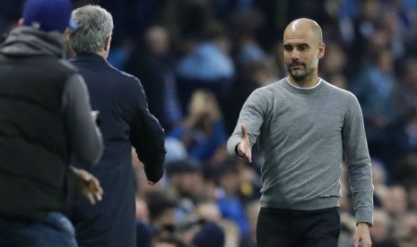 Pep Guardiola (kanan) memberikan selamat kepada Jose Mourinho.