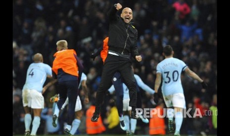 Pep Guardiola merayakan gol timnya pada pertandingan Liga Primer Inggris antara Manchester City melawan Southampton di Etihad Stadium, Manchester, Kamis (30/11) dini hari.