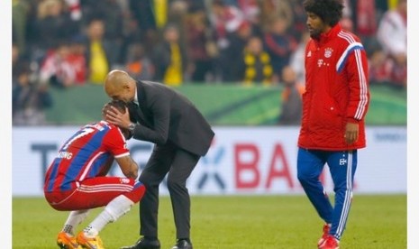 Pep Guardiola (tengah) menghibur pemainnya usai kalah di semifinal Piala Jerman