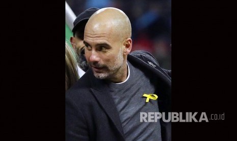 Pep mengenakan pita kuning sebagai simbol solidaritas atas penahanan empat politisi Katalunya oleh Spanyol.