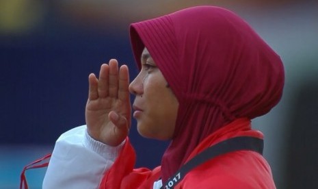 Pepanah putri Indonesia Sri Ranti menitikkan air mata saat seremoni pembagian medali compound individual putri. Sri meraih emas setelah mengalahkan pepanah Vietnam pada final, Rabu (16/8).