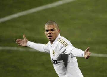 Pepe, bek Real Madrid, bereaksi saat laga La Liga lawan Getafe di Stadion Coliseum Alfonso Perez, Getafe, Sabtu (4/2). 