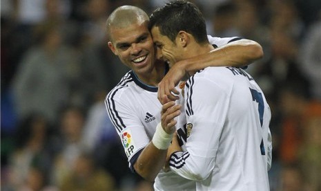 Pepe (kiri) dan Cristiano Ronaldo saat masih membela Real Madrid.