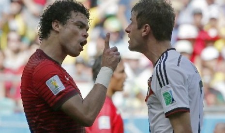 Pepe marah kepada Thomas Mueller.