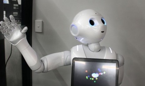 Pepper adalah robot humanoid yang memiliki kapasitas untuk memahami perasaan dan emosi manusia.