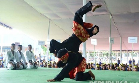 Peragaan atlet silat menampilkan teknik bertarung pada Apel Besar Pelatda PON XIX dan Peparnas XV 2016, di Lapangan Pajajaran, Kota Bandung, Jumat (22/1). (Republika/Edi Yusuf)