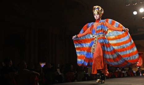  Peragaan busana karya perancang Dian Pelangi dalam Festival Fashion Islam di Kuala Lumpur, Senin (5/11).     (AP/Lai Seng Sin)