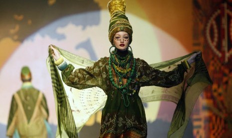  Peragaan busana karya perancang Paul Robb dalam Festival Fashion Islam di Kuala Lumpur, Senin (5/11).     (AP/Lai Seng Sin)