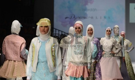 Peragaan busana Muslim koleksi Dian Pelangi di Jakarta Fashion Week tahun ini.