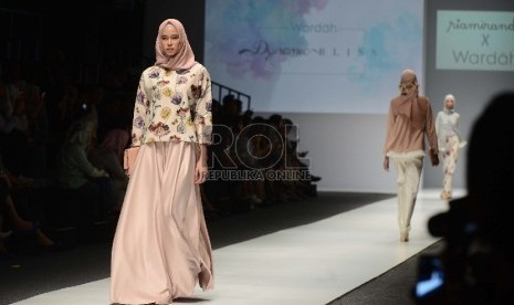 Peragaan busana yang didesain oleh Ria Miranda di Jakarta Fashion Week yang digelar di Senayan City, Jakarta, Ahad (25/10). 