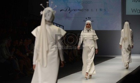 Peragaan busana yang didesain oleh Zaskia Sungkar di Jakarta Fashion Week yang digelar di Senayan City, Jakarta, Ahad (25/10). 