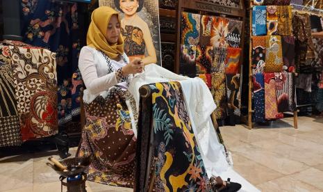 Peragaan ketrampilan membatik tulis, yang dapat disaksikan pada pameran karya batik bertajuk ‘Batik Corner’, yang digelar di Melva Balemong Hotel & Resort, Ungaran, Kabupaten Semarang, Rabu (6/10). Pameran yang berlangsung sepekan ini digelar untuk membantu UMKM batik bangkit dari situasi sulit akibat pandemic Covid-19.