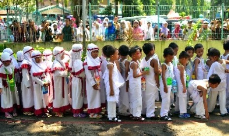 Peragaan manasik haji anak-anak.