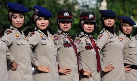  Peragaan pakaian dinas untuk Polwan berjilbab di Lapangan Lalu Lintas Polda Metro Jaya, Jakarta Pusat (25/11). (Republika/Yasin Habibi)