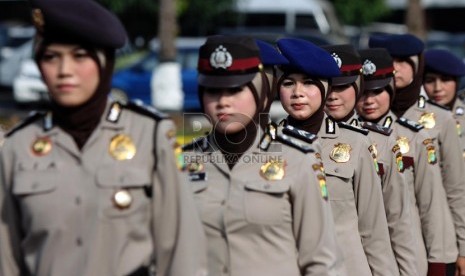  Peragaan pakaian dinas untuk Polwan berjilbab di Lapangan Lalu Lintas Polda Metro Jaya, Jakarta Pusat (25/11). (Republika/Yasin Habibi)