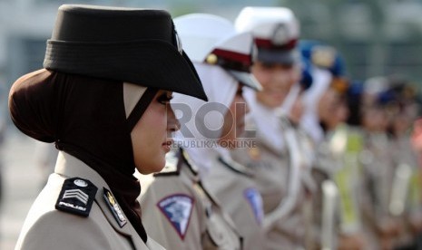  Peragaan pakaian dinas untuk Polwan berjilbab di Lapangan Lalu Lintas Polda Metro Jaya, Jakarta Pusat (25/11). (Republika/Yasin Habibi)