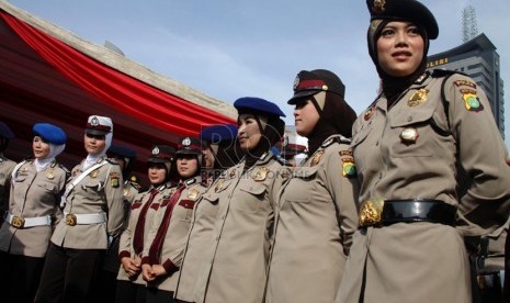  Peragaan pakaian dinas untuk Polwan berjilbab di Lapangan Lalu Lintas Polda Metro Jaya, Jakarta Pusat (25/11). (Republika/Yasin Habibi)