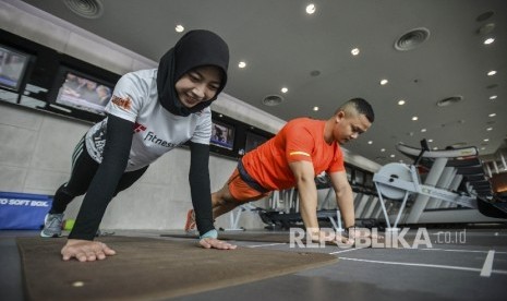  Peragawan memeragakan full plank di arena kebugaran Fitness First cabang Kemang Village, Jakarta Selatan, Senin (12/6/2018). Olahraga dengan menggunakan beban badan sendiri juga bisa dilakukan di rumah.