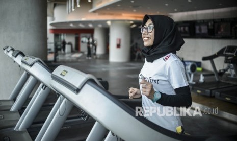  Peragawan memeragakan jogging di arena kebugaran Fitness First cabang Kemang Village, Jakarta Selatan, Senin (12/6).