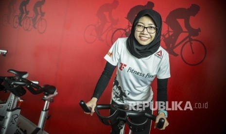  Peragawan memeragakan spinning atau bersepeda di arena kebugaran Fitness First cabang Kemang Village, Jakarta Selatan, Senin (12/6).