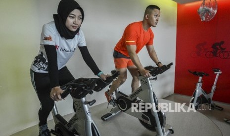  Peragawan memeragakan spinning di arena kebugaran Fitness First cabang Kemang Village, Jakarta Selatan, Senin (12/6).