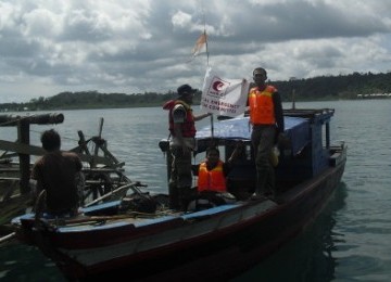 Perahu kayu sewaan yang dijadikan mobile clinic.