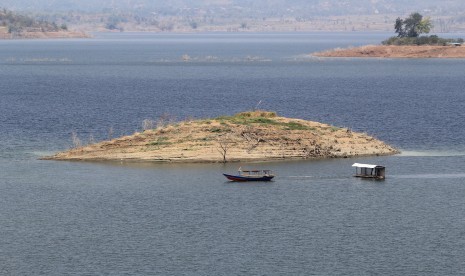 Perahu melintas di atas permukaan air waduk Jatigede, Sumedang, Jawa Barat, Sabtu (16/9).