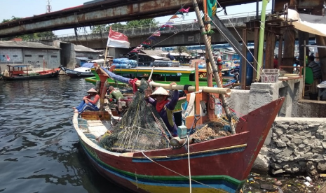 Perahu nelayan bersandar di Kampung Cilincing, Jakarta Utara.