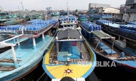  Perahu Nelayan besandar di kampung nelayan Muara Angke, Jakarta Utara, Kamis (29/6). 