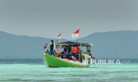 Perahu nelayan kepulauan Karimunjawa yang sekaligus berfungsi sebagai sarana transportasi penghubung antar pulau dan transportasi bagi wisatawan. PT Pertamina memastikan segera mengirim bahan bakar minyak jenis Pertalite sebanyak 40 kiloliter serta biosolar sebanyak 95 kiloliter ke Pulau Karimunjawa, Kecamatan Karimunjawa, Kabupaten Jepara, Jawa Tengah.