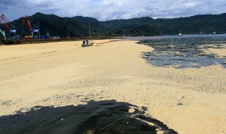 Perahu nelayan membawa plastik pembatas (oil boom) untuk menghambat penyebaran minyak sawit mentah atau crude palm oil (CPO) milik PT Wira Innomas yang tumpah di perairan Teluk Bayur, Padang, Sumatra Barat, Kamis (28/9).