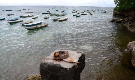 Perahu-perahu di Pulau Nusa Lembongan, Bali, Sabtu (21/12).   (Republika/Edi Yusuf)