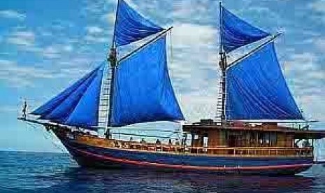 Phinisi ship.