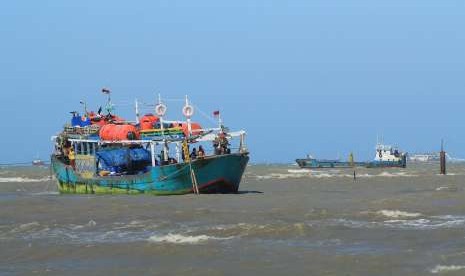 Perahu tertahan gelombang tinggi.