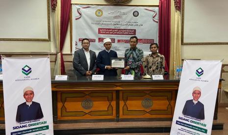 Peraih beasiswa ASFA Han Han Ulumuddin Ismail mengikuti ujian desertasi di Al Azhar Kairo