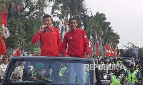 Peraih medali emas Asian Games 2018 cabang olahraga karate, Serda TNI Rifky Ardiansyah Arrosyid disambut meriah saat kembali ke Surabaya, Kamis (30/8). 