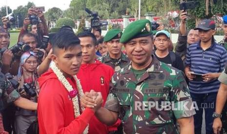 Peraih medali emas Asian Games 2018 cabang olahraga karate, Serda TNI Rifky Ardiansyah Arrosyid disambut meriah saat kembali ke Surabaya, Kamis (30/8). 