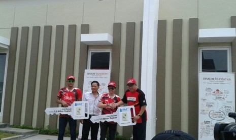 Peraih medali emas Olimpiade 2016, Tontowi Ahmad dan Liliana Natsir menerima secara simbolis kunci rumah di kawasan Semarang, Jateng. Pemberian rumah merupakan salah satu bonus karena meraih medali emas.