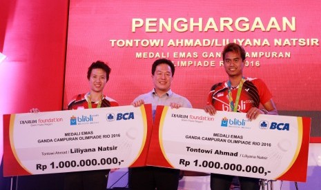 Peraih medali emas Olimpiade 2016, Tontowi Ahmad/Liliyana Natsir mendapat bonus Rp 1 miliar dari Djarum Foundation, Kamis (1/9) malam.