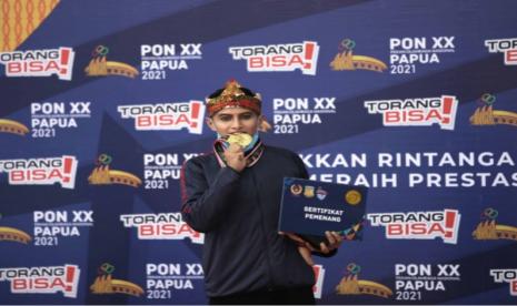 Peraih medali emas pencak silat nomor seni tunggal putra, Asep Yuldan Sani dari Jawa Barat.