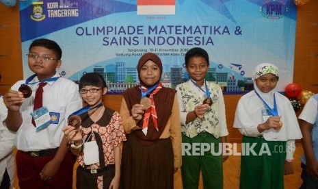 Peraih medali perak mata pelajaran sains dalam ajang Olimpiade Matematika dan Sains se-Indonesia (OMSI) 2016 yang diadakan di Kota Tangerang, Banten, Jumat (11/11).