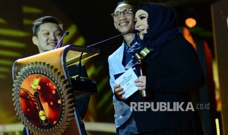 Peraih penghargaan penata musik Film Bioskop Festival Film Bandung (FFB) 2016, Melly Goeslaw dan Anto Hoed, di Monumen Perjuangan Jawa Barat, Kota Bandung, Sabtu (24/9). 