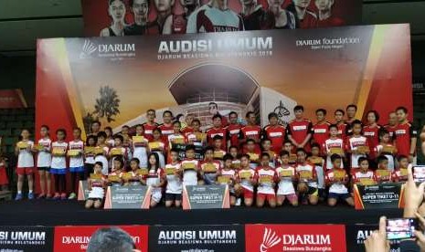 Peraih super tiket audisi umum Djarum Beasiswa Bulutangkis 2018 di GOR Jati, Kudus, Kamis (6/9). Kudus menjadi kota terakhir sebelum dilaksanakan final yang akan digelar pada 7-9 September. 