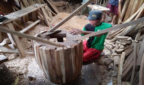  Perajin bedug di Desa Keniten, Kecamatan Kedungbanteng, Kabupaten Banyumas. 