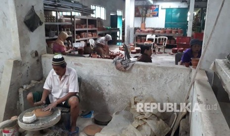 Perajin keramik di galeri keramik Kartika Mustika Kecamatan Klampok Kabupaten Banjarnegara sedang beraktivitas membuat keramik bebahan baku tanah lempung putih. 