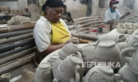 Perajin keramik di galeri keramik Kartika Mustika Kecamatan Klampok Kabupaten Banjarnegara sedang beraktivitas membuat keramik bebahan baku tanah lempung putih. 