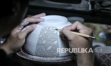 Perajin melakukan sgraffito atau proses aplikasi corak pada kerajinan keramik di Pekunden Pottery, Bojongsari, Depok, Jawa Barat, Selasa (21/9/2021). Produksi keramik rumahanberbahan tanah liat bakaran tinggi tersebut dijual dengan harga Rp50 ribu hingga Rp3 juta per buah tergantung ukuran dan tingkat kesulitan.