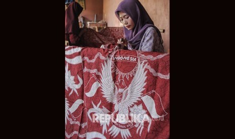 Perajin membuat batik bercorak lambang negara Garuda Indonesia di Padepokan Batik Failasuf, di Kabupaten Pekalongan, Jawa Tengah, Jumat (1/6).